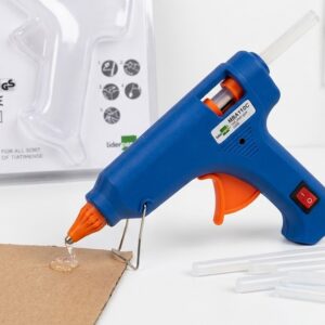 Pistola termofusible mini Liderpapel de 25W de color azul y amarillo con gatillo y barras de pegamento de 7 mm de repuesto.