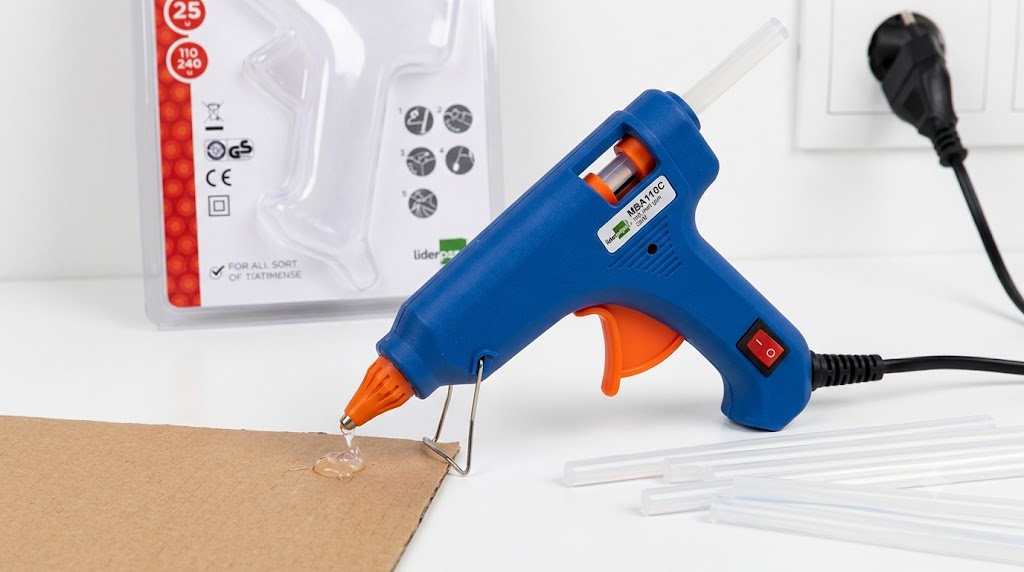Pistola termofusible mini Liderpapel de 25W de color azul y amarillo con gatillo y barras de pegamento de 7 mm de repuesto.